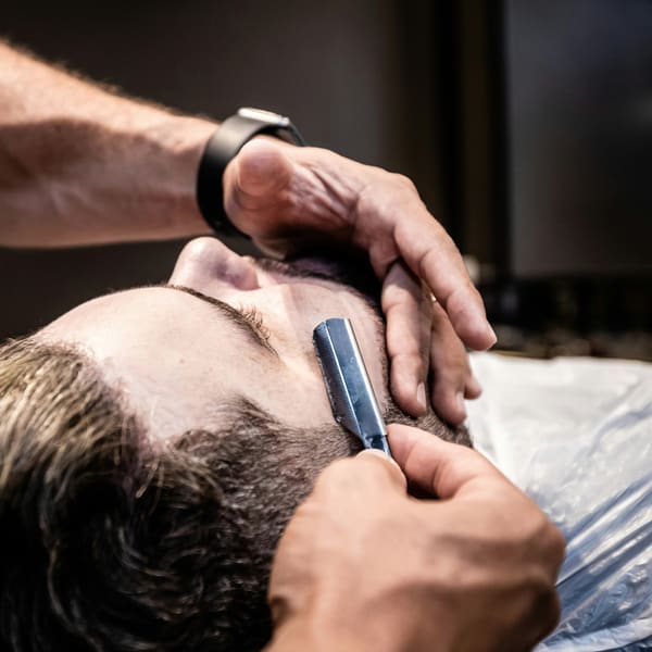 Corte de caballero peinado a un lado