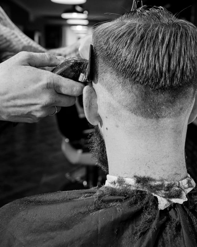 Barbero perfilando un degradado en Esem Barber, Madrid